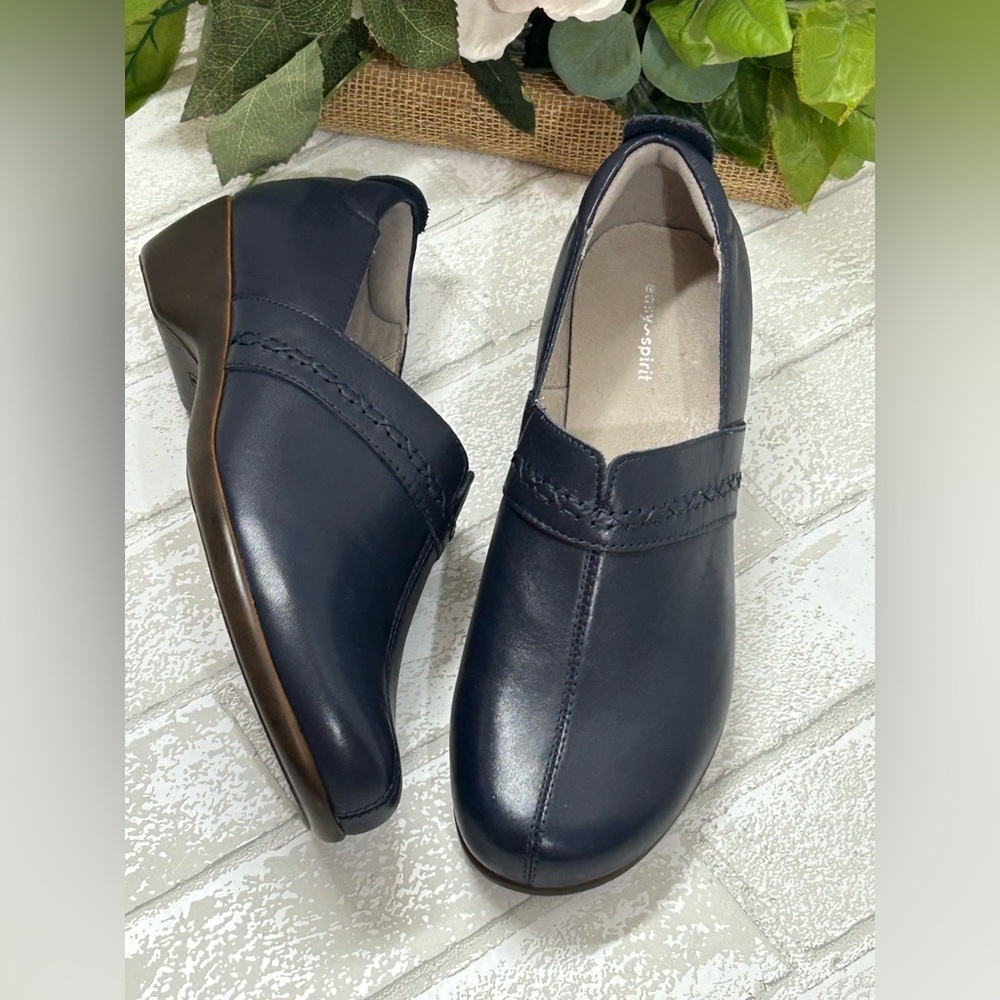 Easy Spirit Navy Leather Flats
